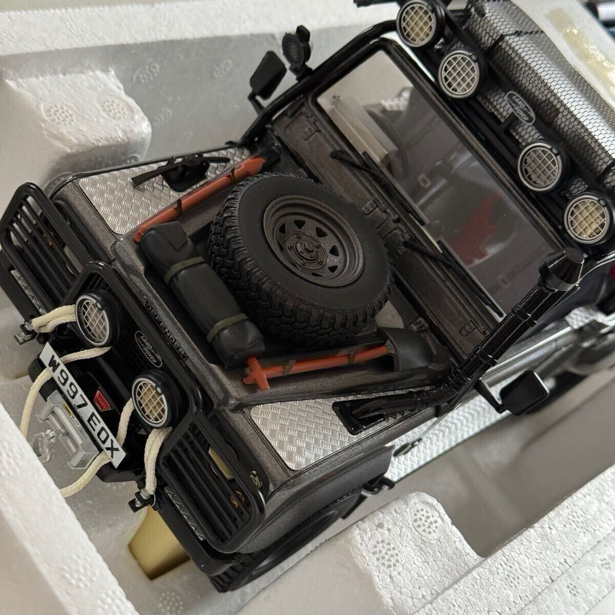 Kyosho Original 1/18 scale Land Rover Defender Movie Edition