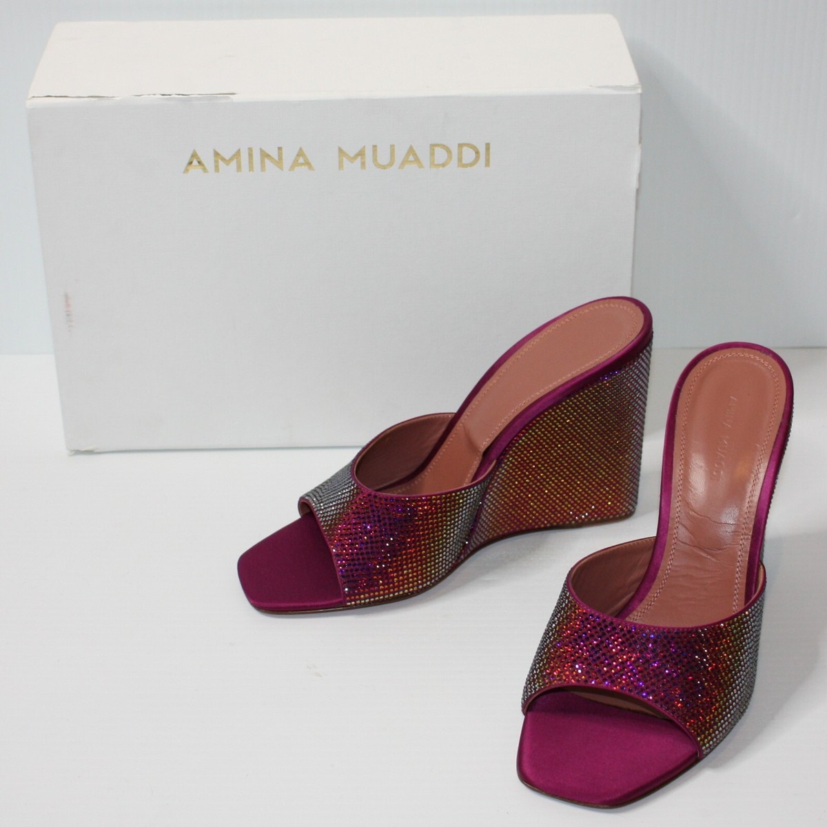サンダル・ミュール AMINA MUADDI SANDAL (LUPITACRYSTALWEDGE SAPPHIRE) Amina Muaddi Lupita Crystal Wedge Sandal in Magenta EU 40.5