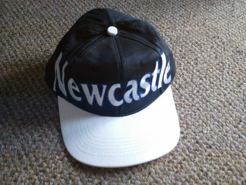 NEWCASTLE cappello berretto da baseball footy club bianco e nero, NUOVO - Foto 1 di 2