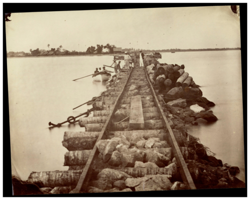 Construction d'un chemin de fer sur un bras de mer, Asie  Vintage print.  - Afbeelding 1 van 2