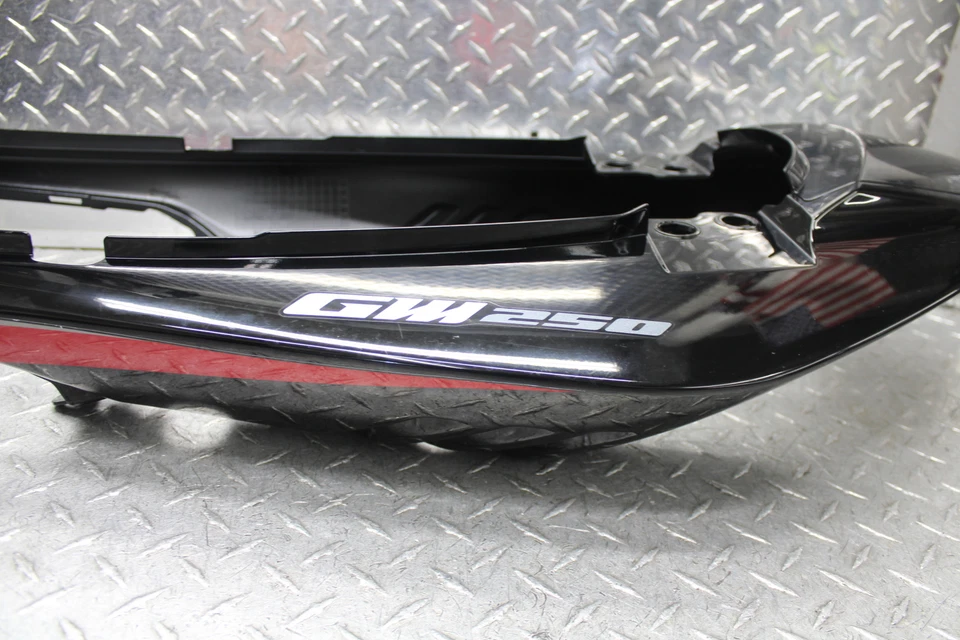 Carenado trasero Suzuki GW250F 2015 47831-48H00-YAY Foto 3 de 4