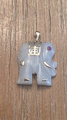 VINTAGE 14k Gelbgold geschnitzte natürliche Jade Elefant Anhänger Rubin Augen