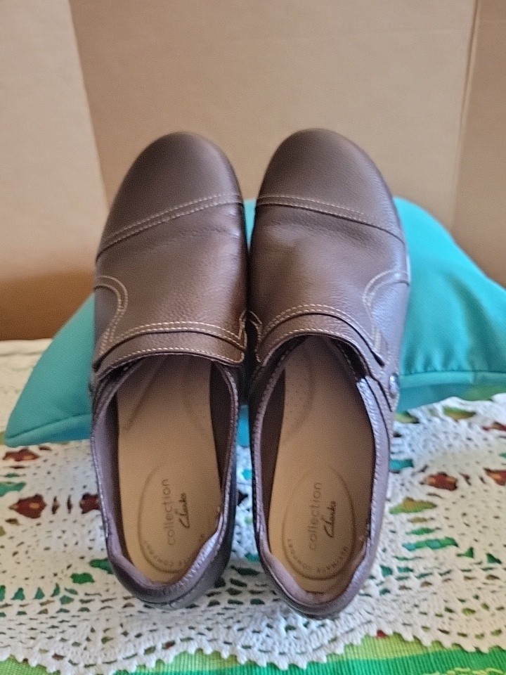 Clarks Cora Poppy Womens 9m Slip-On Dark Brown Leather Comfort Loafers.