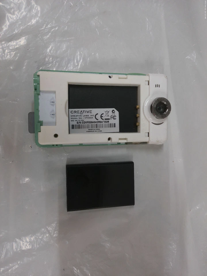 reative Labs Vado HD 4 GB Pocket Video Camcorder, 2nd Generation (White Gloss ) - Image 2 of 4