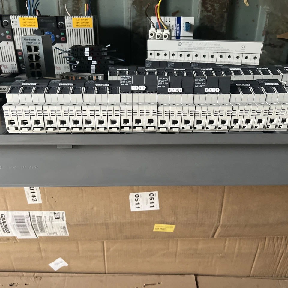 Lot Of 7 Allen Bradley 1492-FB3C30-L 30A 600V, 1 FB2c30-L, on 1492-A3B1 Buss Bar - Image 2 of 2