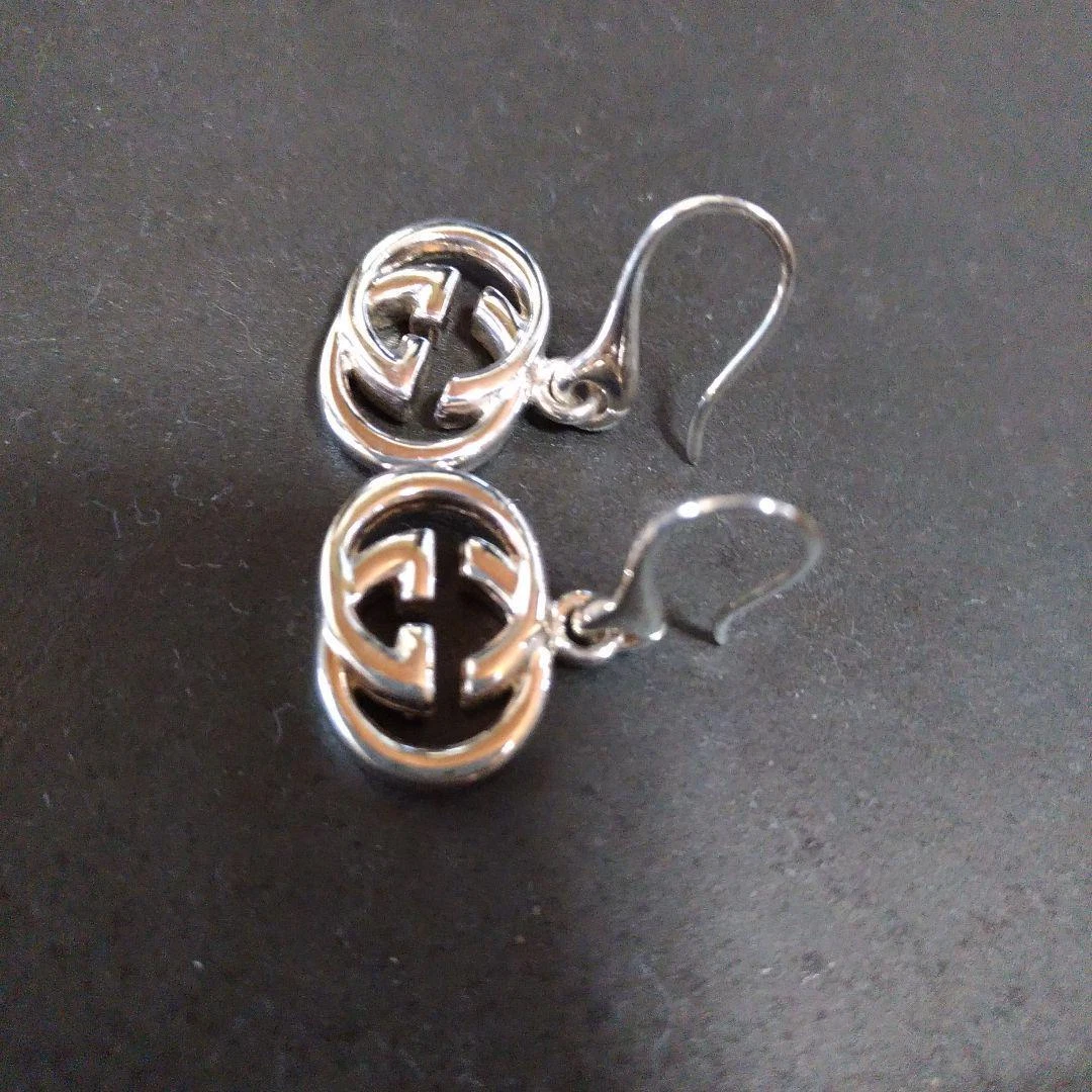 Boucles d'oreilles Gucci type crochet logo argenté gravé Ag 925 balançoire femmes accessoires