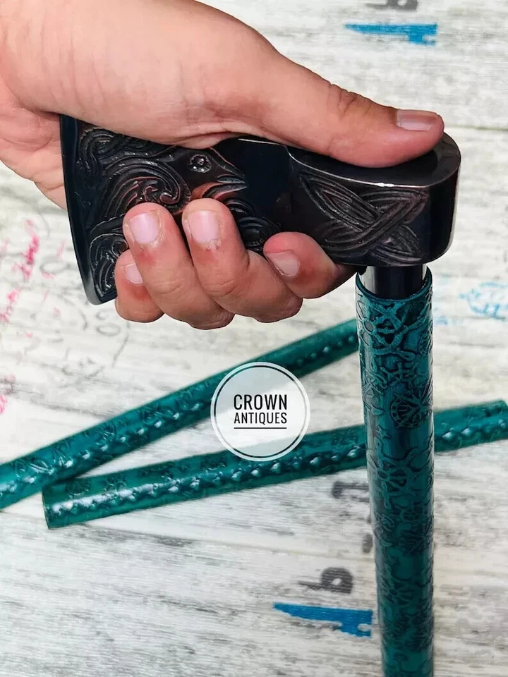 Hermoso mango de hacha de madera con acabado de cuero verde/bastón hecho a mano Foto 3 de 4