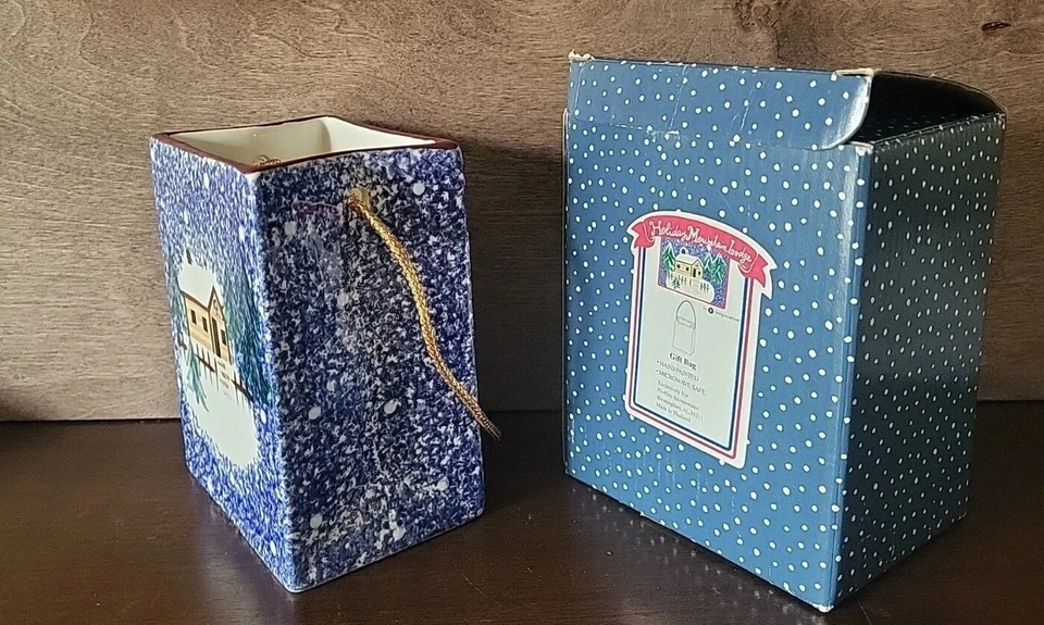  Bolsa de regalo Holiday Mountain Lodge cabaña de nieve azul escena navideña Foto 2 de 4