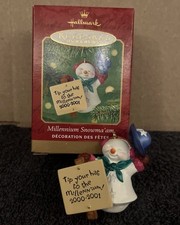 Hallmark Keepsake - Millennium Snowma'am with Sign Ornament NIB 2000-TJ