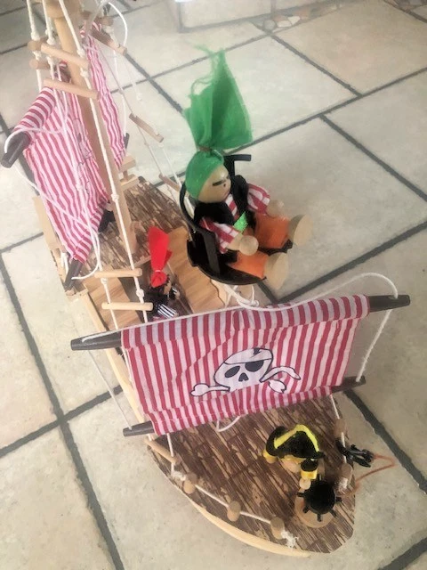 Holz Piratenschiff Holy Moly mit vielen Figuren und Segeln super Zustand - Bild 4 von 4