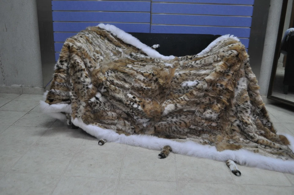 Luxury Lynx Fur Throw Lynx Blanket Bedspread With White Fox Outline And Tails - Image 2 of 4