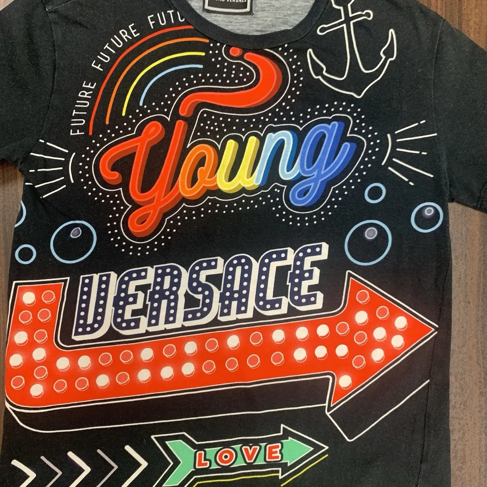 Camiseta Young Versace Niños Niños 8 Negra Arco Iris Ancla Diseño Futuro Foto 2 de 4