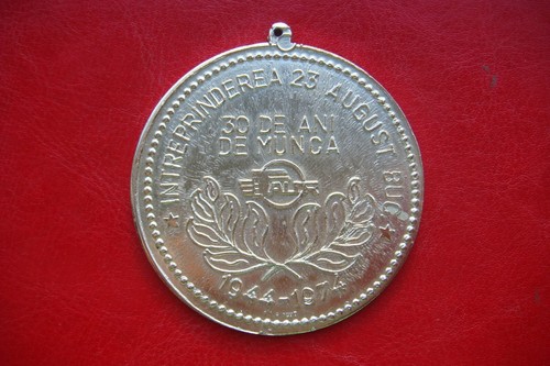 RUMANÍA 30 AÑOS DE TRABAJO EN LA EMPRESA 23 AGOSTO BUCURESTI MEDALLA PREMIO FAUR - Imagen 7 de 16