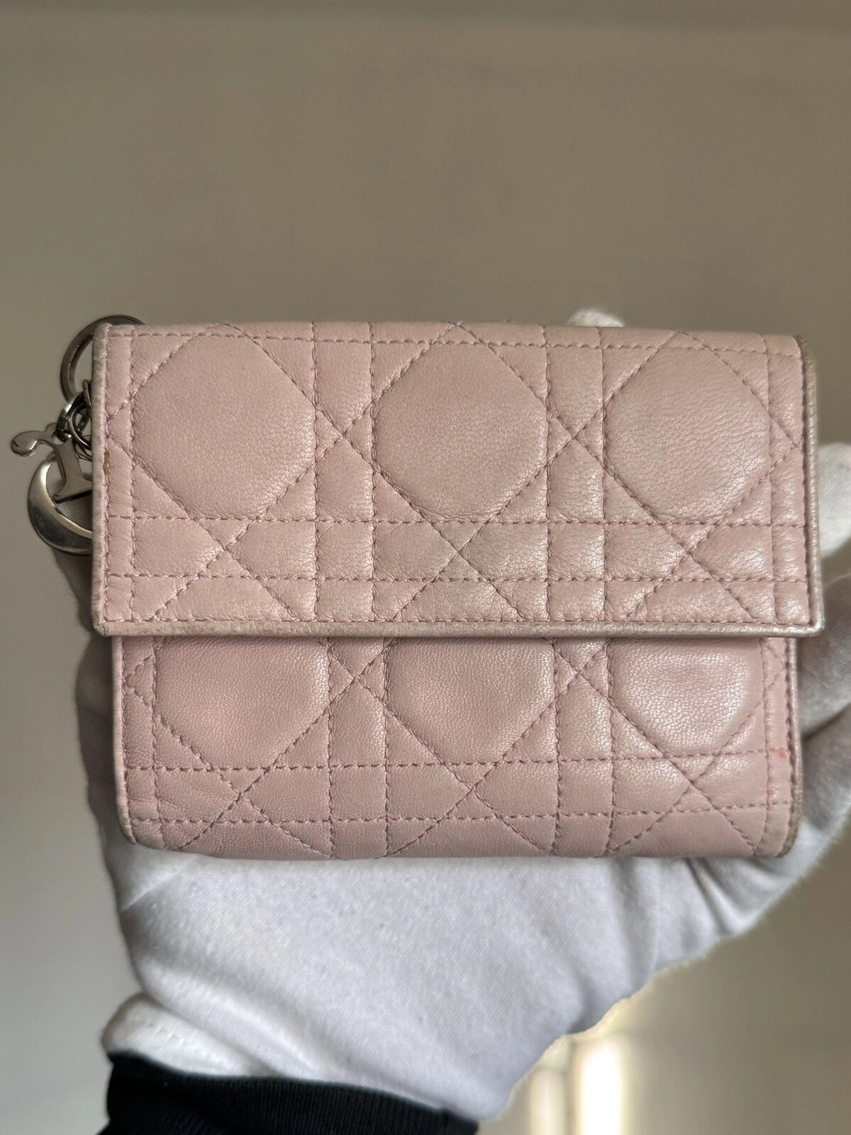 Portefeuille français Dior rose clair cannage matelassé « Lady Dior »