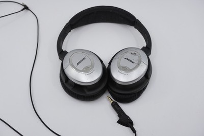 BOSE Quiet Comfort 15 QC15 Noise Cancelling Headphones with Cable (Needs Pads)