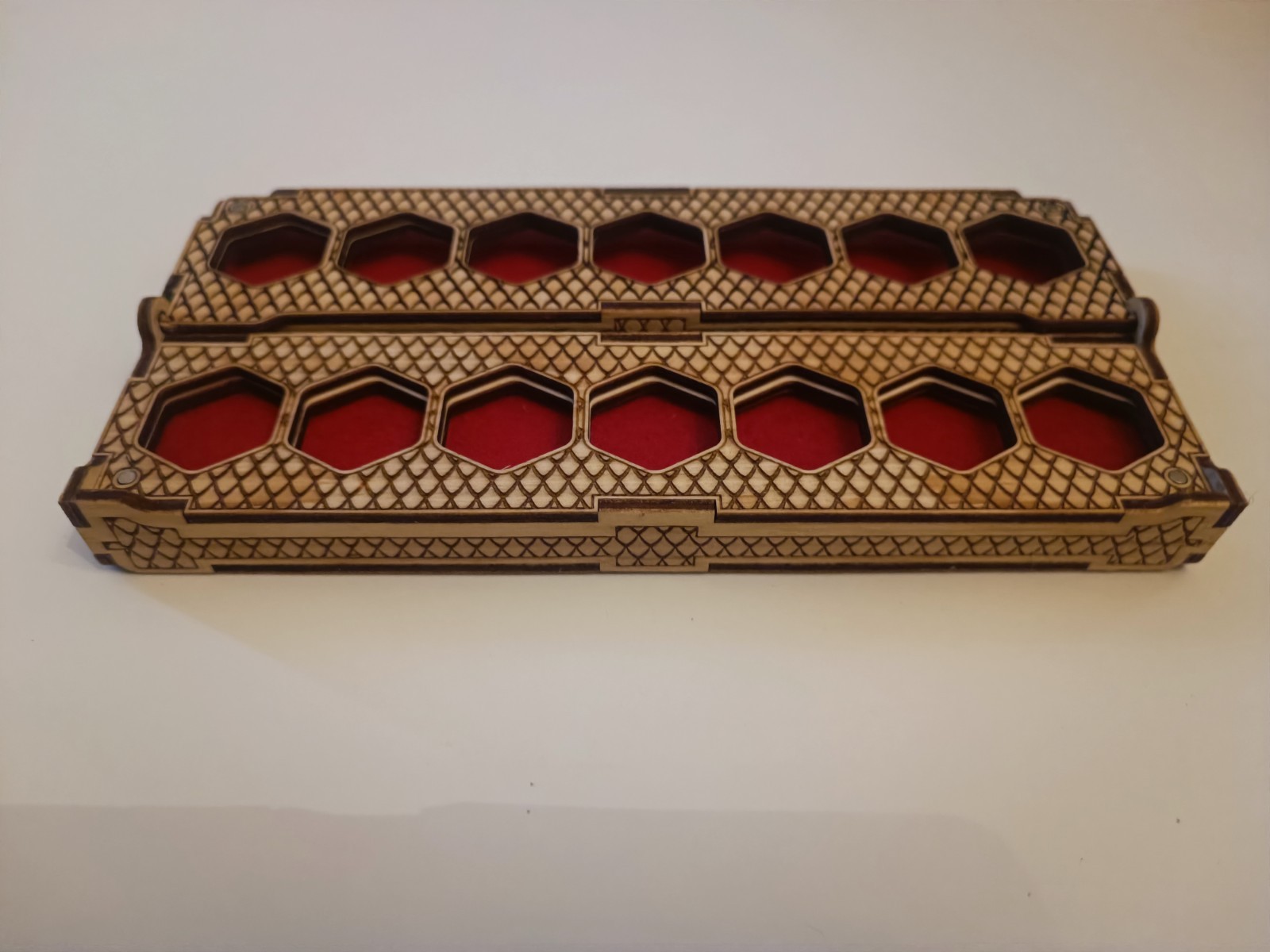 Dice vault DnD en bois pour organiser vos soirées Donjons et Dragons