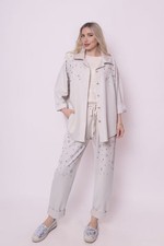 JACKE MIT NIETEN UND STRASSSTEINEN