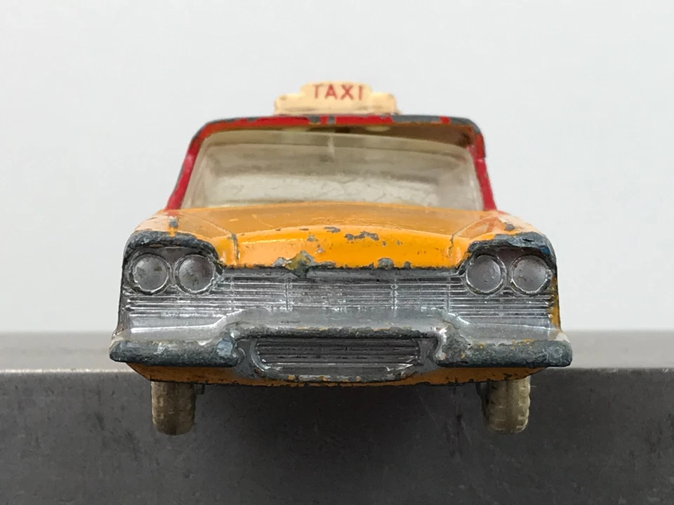 Dinky Toys Inglaterra 1:43 Diecast Amarillo y Rojo PLYMOUTH PLAZA TAXI Muy querido Foto 4 de 4