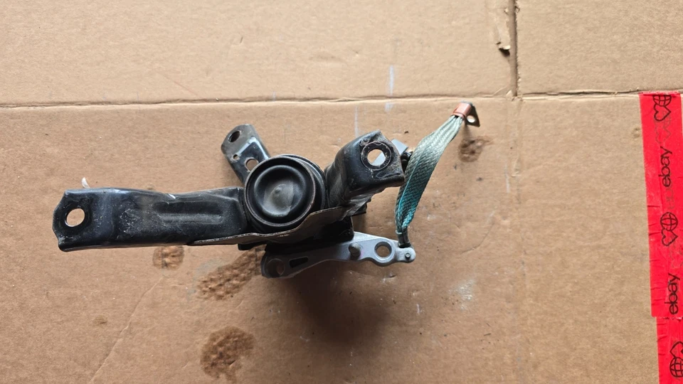 SOPORTE MONTAJE LATERAL DERECHO MOTOR TOYOTA PRIUS 1.8L OEM 2016 - 2022 Foto 3 de 4