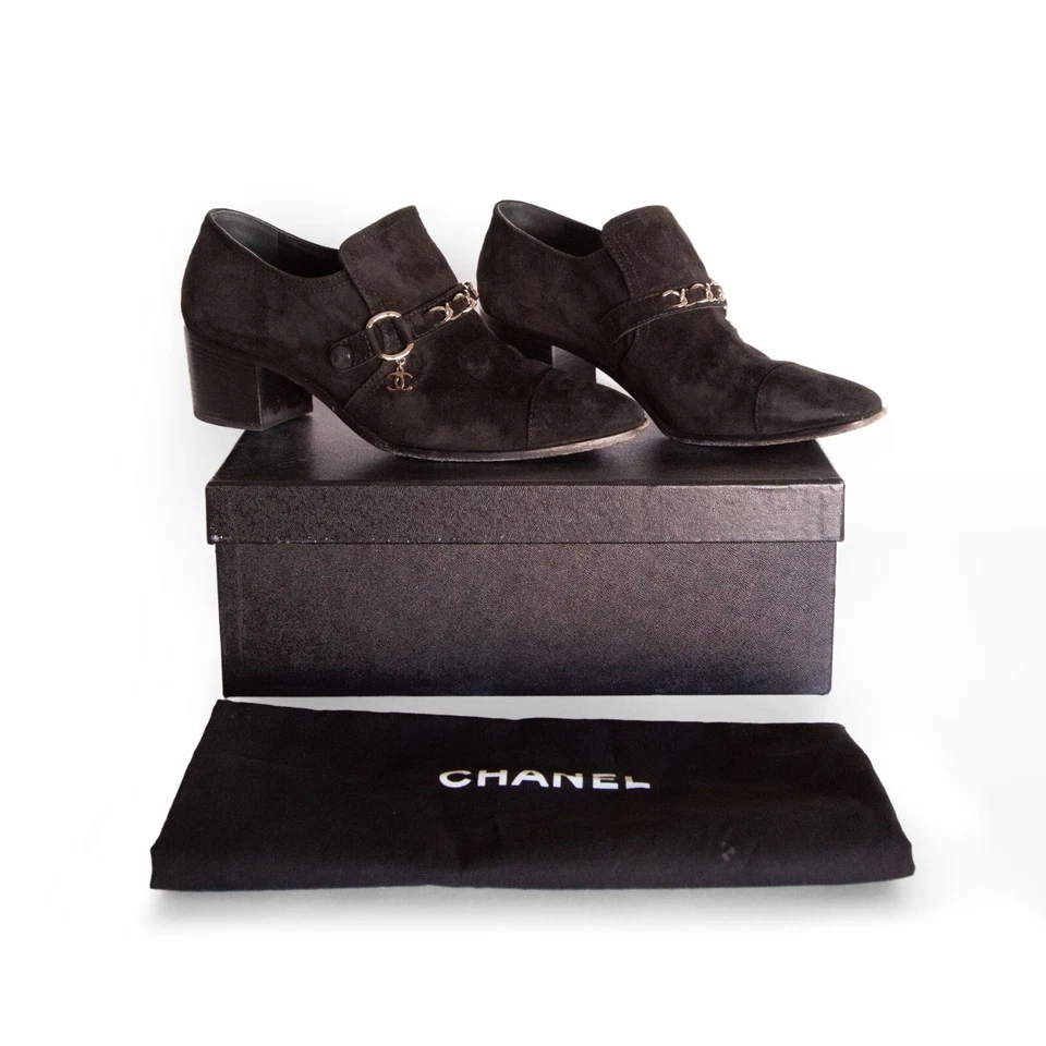 CHANEL Mocasín Negro Tacón Mocasín Gamuza Piel de becerro CC Logo Dije con Cadena EU 40 Foto 2 de 4