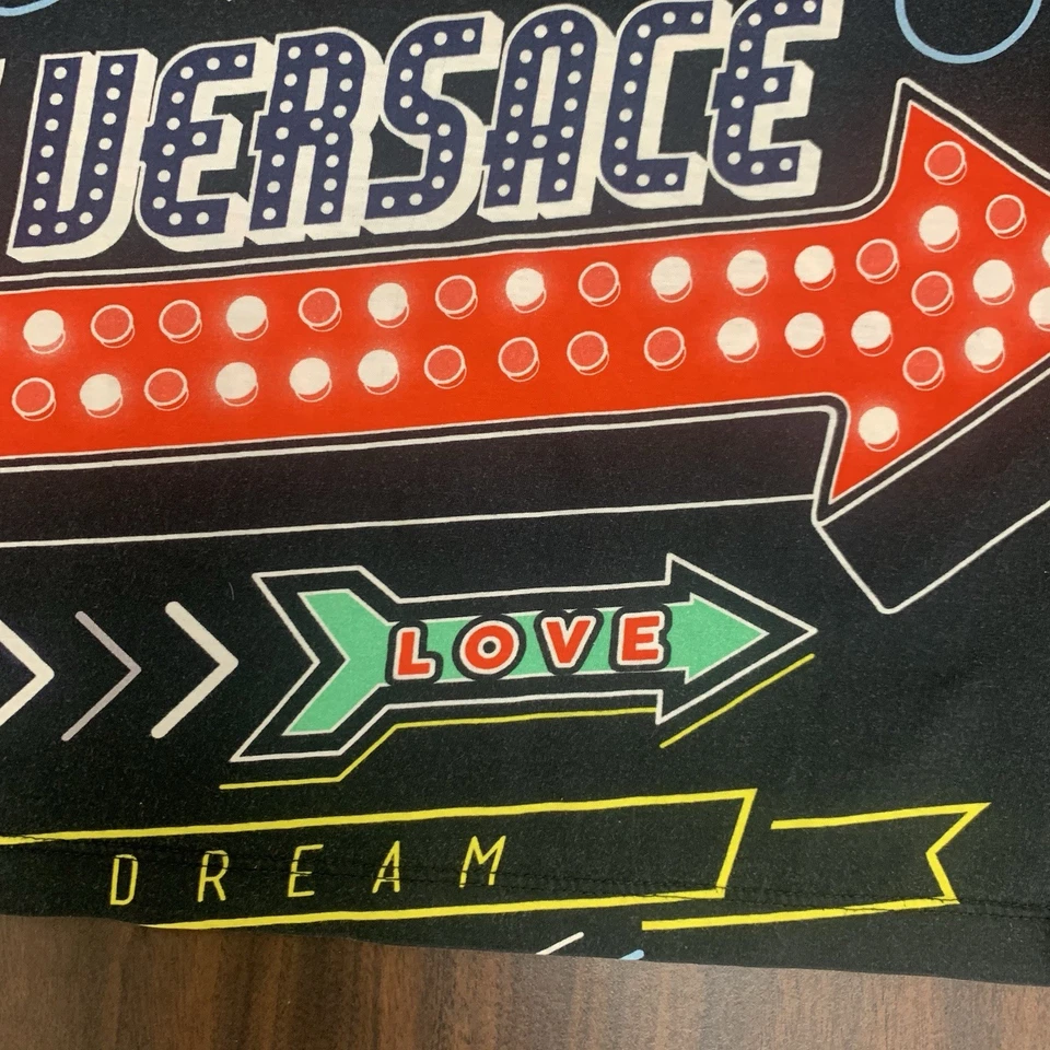 Camiseta Young Versace Niños Niños 8 Negra Arco Iris Ancla Diseño Futuro Foto 3 de 4