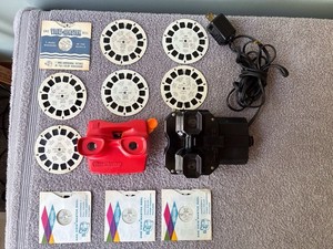 VTG. VIEW MASTER ITEMS: 2~VIEWERS, 1 LIGHT ATTACH. (BROKEN; ??? COND) & 10 REELS