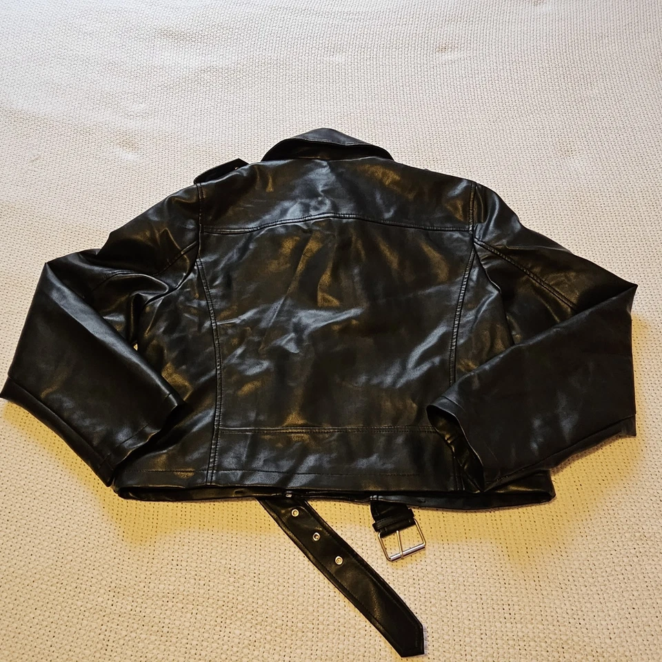 Jaqueta de motociclista Forever 21 couro sintético preta tamanho 1X zíper cinto presilhas cropped - Imagem 2 de 4