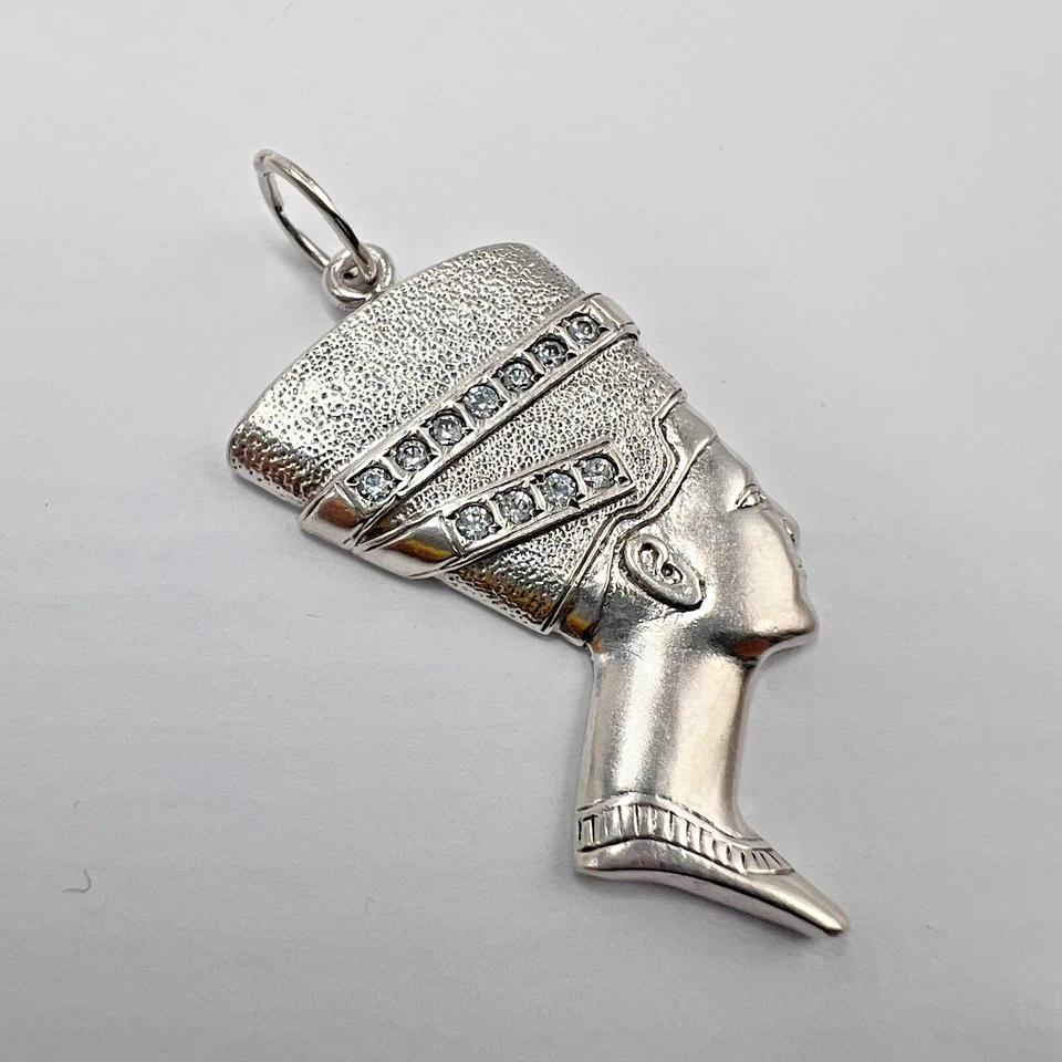 Ciondolo Nefertiti in argento sterling 925 con zirconi regina egizia - Immagine 3 di 4