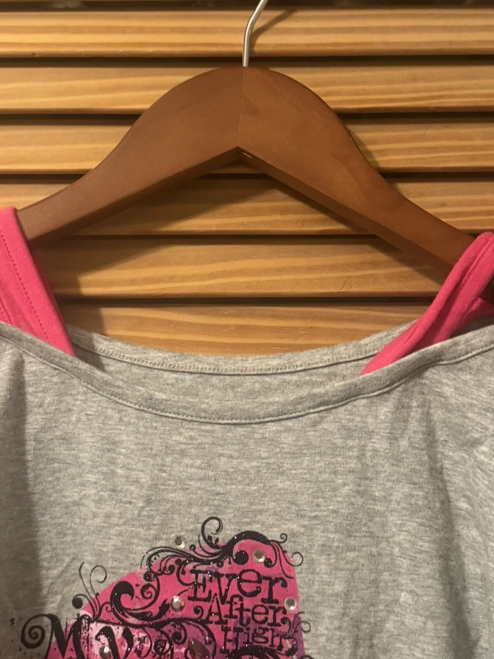 Justice Ever After High, серая и розовая, с заклепками, графический логотип, футболка с открытыми плечами; 7 - Изображение 3 из 4