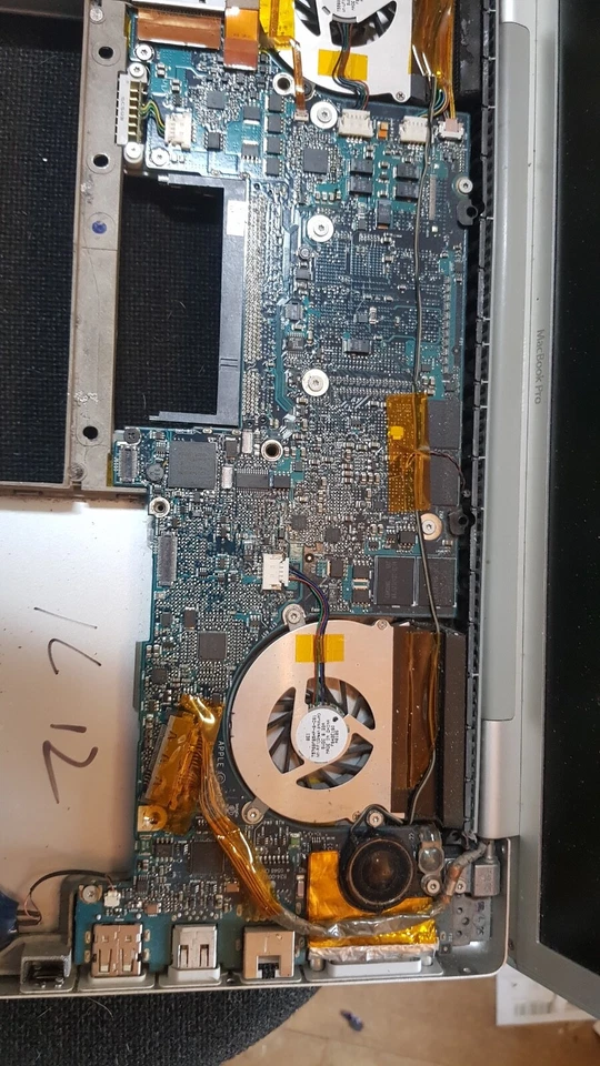 APPLE MACBOOK PRO 15 A1150 2006 2.0GHz LOGIC BOARD MOTHERBOARD IN BOTTOM CASE - Image 2 of 4