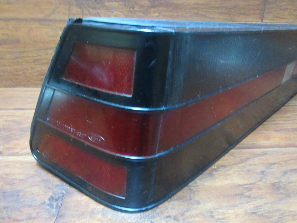 Luz trasera izquierda conductor Ford Escort GT, Mercury Lynx RS: 1983, 1984, 1985 Foto 3 de 4