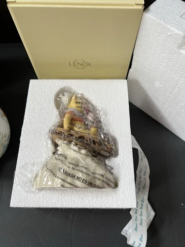 Lenox Disney POOH's WINTER DASH Musical Sleigh Figurine NIB