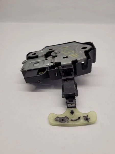 2012 12 TOYOTA CAMRY TRUNK LATCH - Image 2 of 4