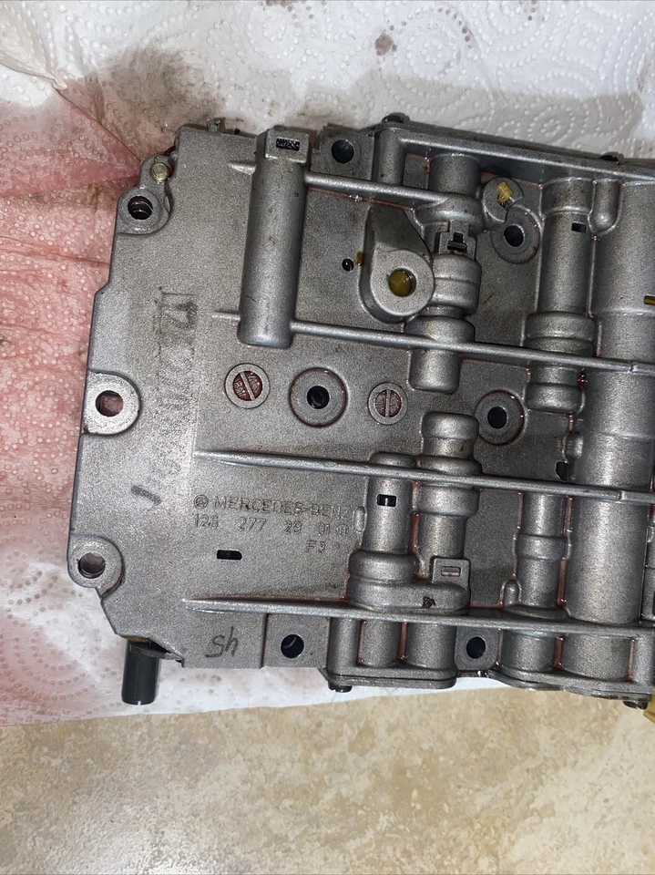 83-85 Mercedes R107 380SL 380SE Cuerpo de válvula de transmisión 1262772901 Foto 3 de 4