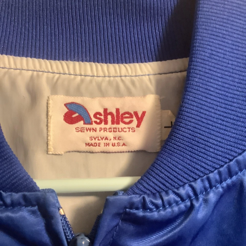 Jaqueta bordada de cetim vintage 1991 GMC Truck American Music Tour azul GRANDE - Imagem 4 de 4