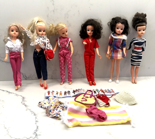 1980’s Pedigree Sindy Doll Restposten X 6 mit Kleidung und Zubehör schönes Konvolut