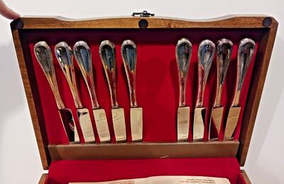 Oneida Silversmiths Fine Silver Plate Flatware Set with wood