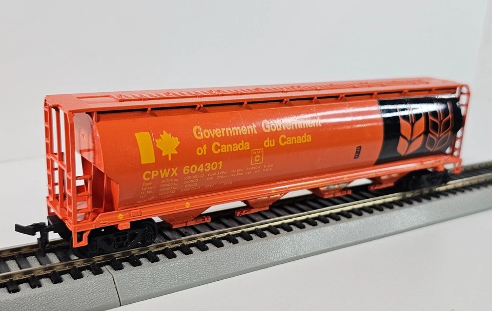 HO Bachman #76901 Canadian 4 Bay Cylindrical Hopper Gov't Of Canadia NOS - Image 4 of 4