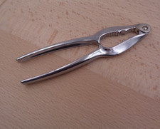 Nussknacker Nussöffner Nusszange Nussbrecher Flaschenöffner Metall Nüsse Knacker