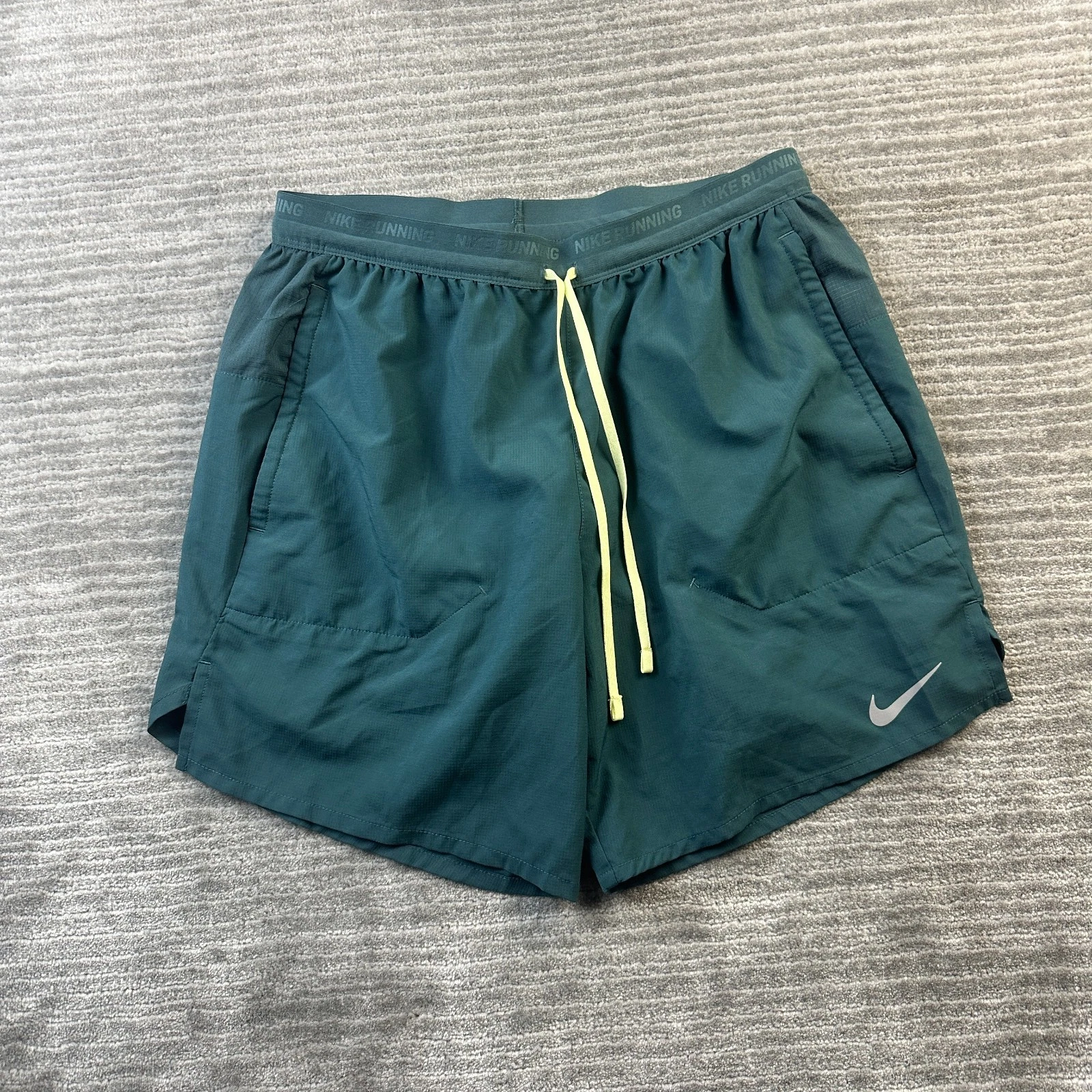 Nike Shorts Mens Medium Green Stride 7" Running Lined 2 in 1