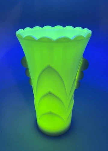 Vtg Fire King Art Deco Vitrock Ivory Vase Uranium Glows Under Black Light 5.25"H