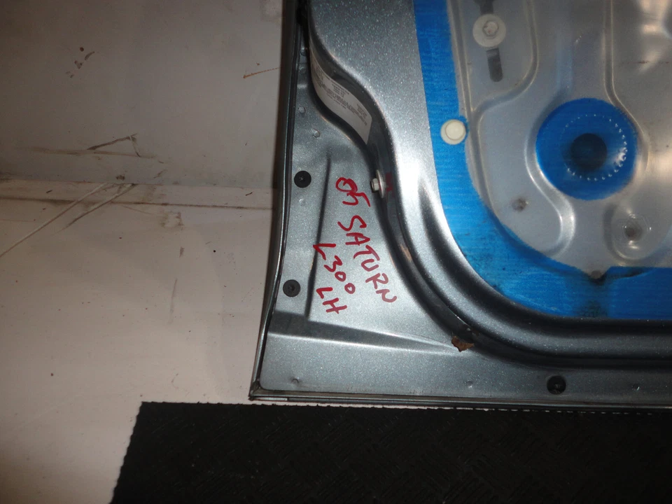 Saturn L300 2005 sedán puerta delantera izquierda lado del conductor carcasa azul hielo 42U U 725H Foto 2 de 4