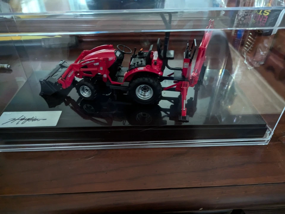 Red 1/18 TYM Tractor Diecast In great Condition makes a great Christmas gift - Image 2 of 4