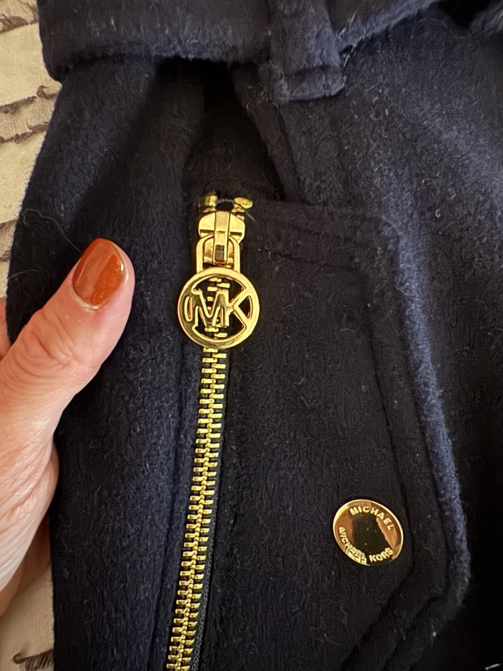 Gabardina para mujer Michael Kors azul oscuro con cinturón talla pequeña Foto 2 de 4