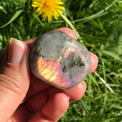 Labradoryt Fioletowy Różowy Zachód Słońca Błyszczący Palm Worry Stone Kryształ - Zdjęcie 2 z 7