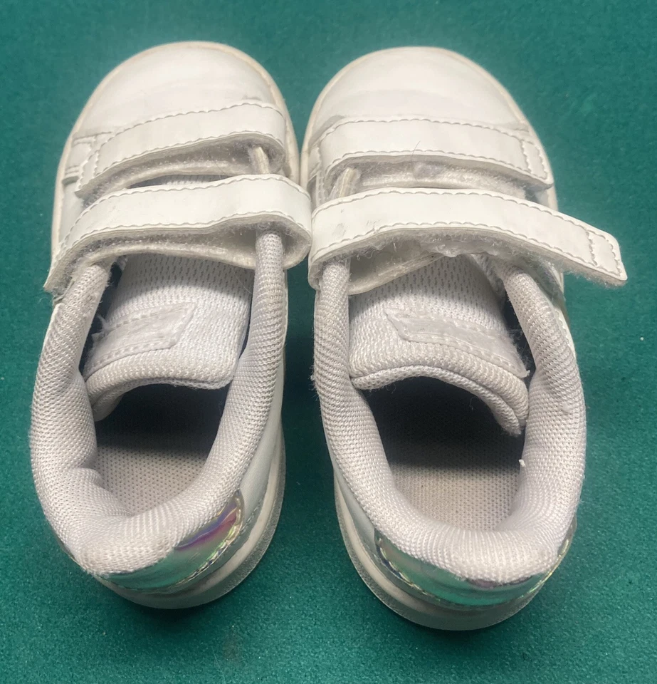 Adidas Zapatos para Niños Pequeños Talla 6 Modelo # SHD 675005 Blanco con Plata ¡En Excelente Estado! Foto 2 de 4