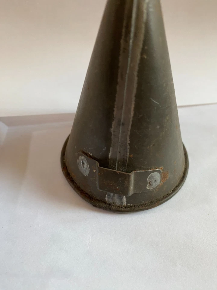 petit entonnoir ancien en métal avec robinet et patte d'accroche - Photo 4/4