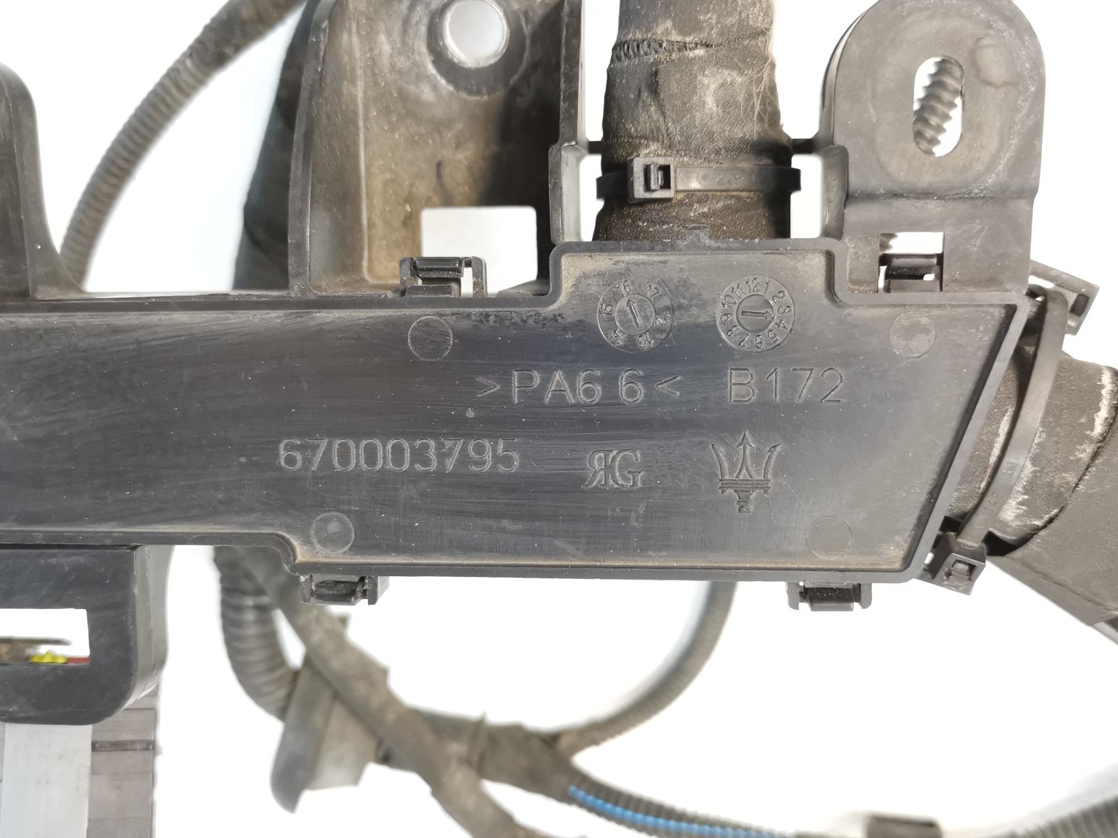 MASERATI LEVANTE S 3.0L AWD 2017  Engine Bay Fuse Relay Box 670035174 OEM