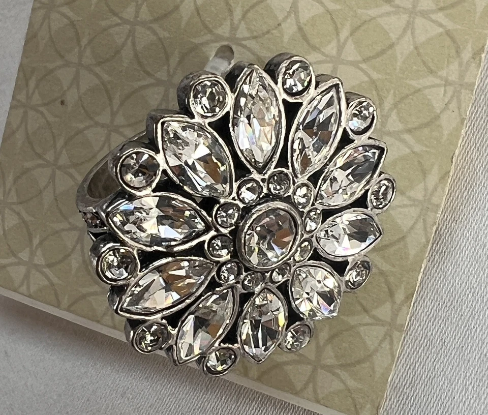 Anillo de cóctel fósil piedras de vidrio brillantes flor de margarita declaración tono plata talla 8 Foto 2 de 4