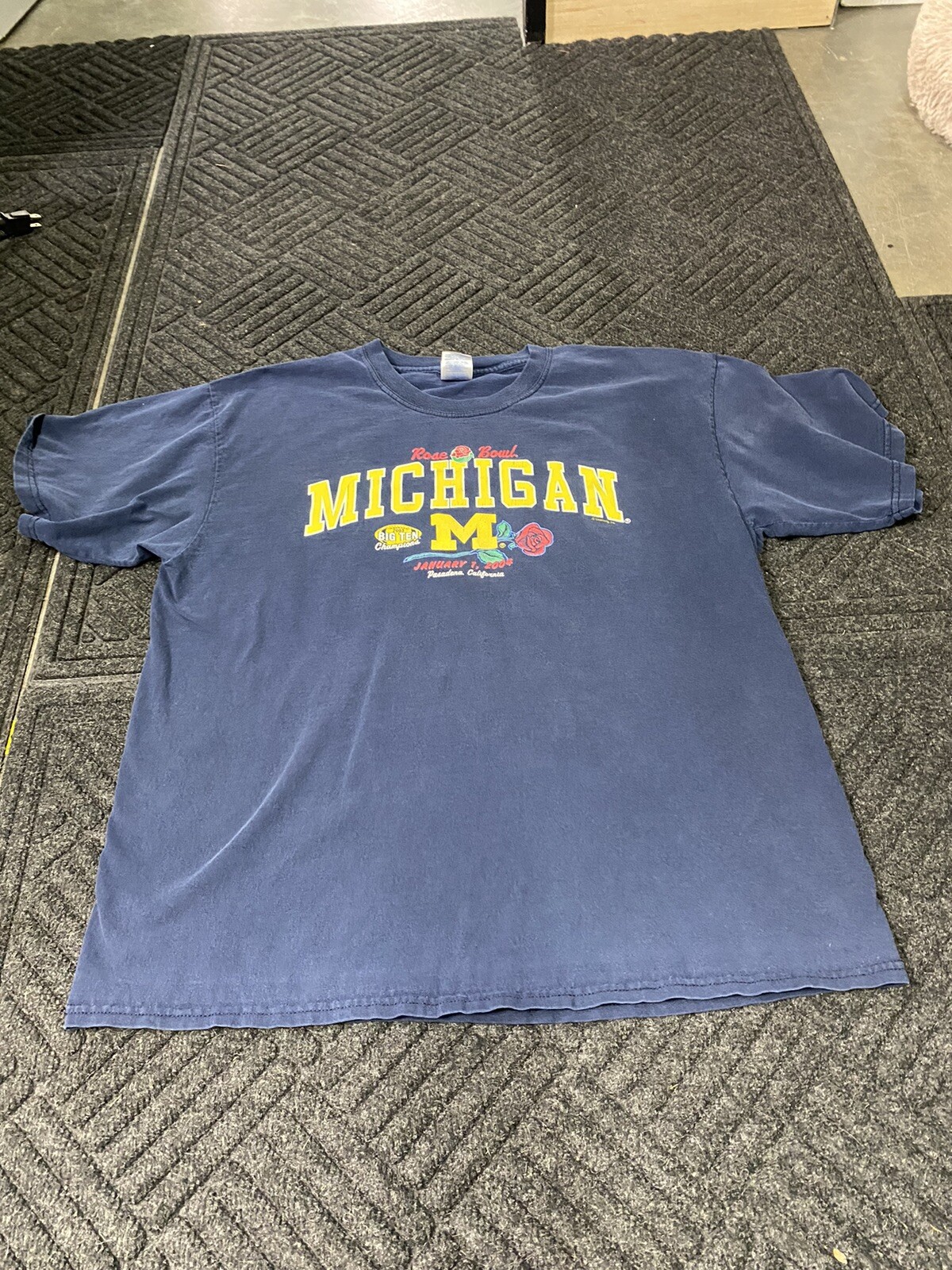 Michigan Wolverines 2004 Rose Bowl Champions Gildan XL Short Sleeve Shirt